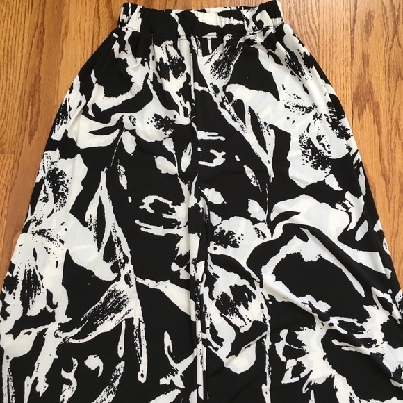 Liduaya High Rise Black White Flower Pull On Wide Flare Leg Cropped Slouchy Pant - Picture 13 of 16